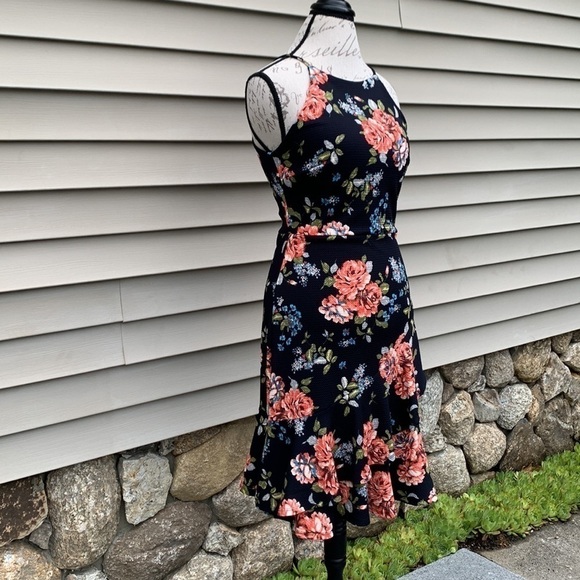 SOPRANO Navy-Floral Ruffle Textured Dress - Picture 2 of 13